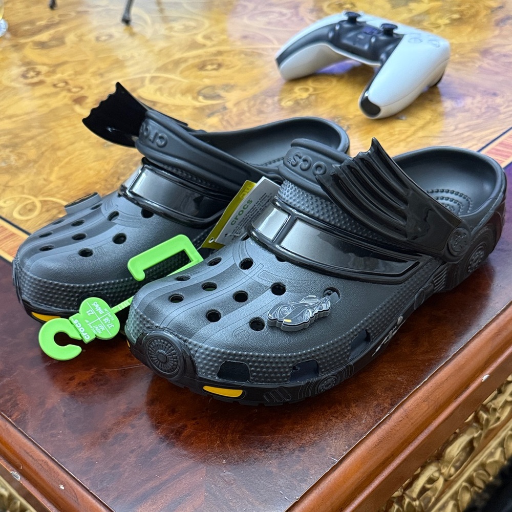 CROCS BATMAN EDITION BOYS SIZE 5 Black Water Shoes with Green and Yellow Details